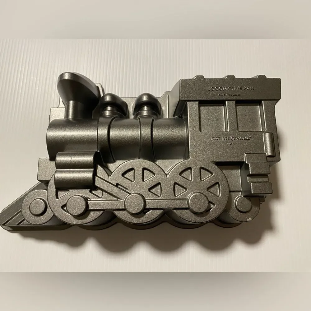 Nordic Ware Locomotive Train Cake Pan Baking Mold 9 Cups/2.1 Liters EUC